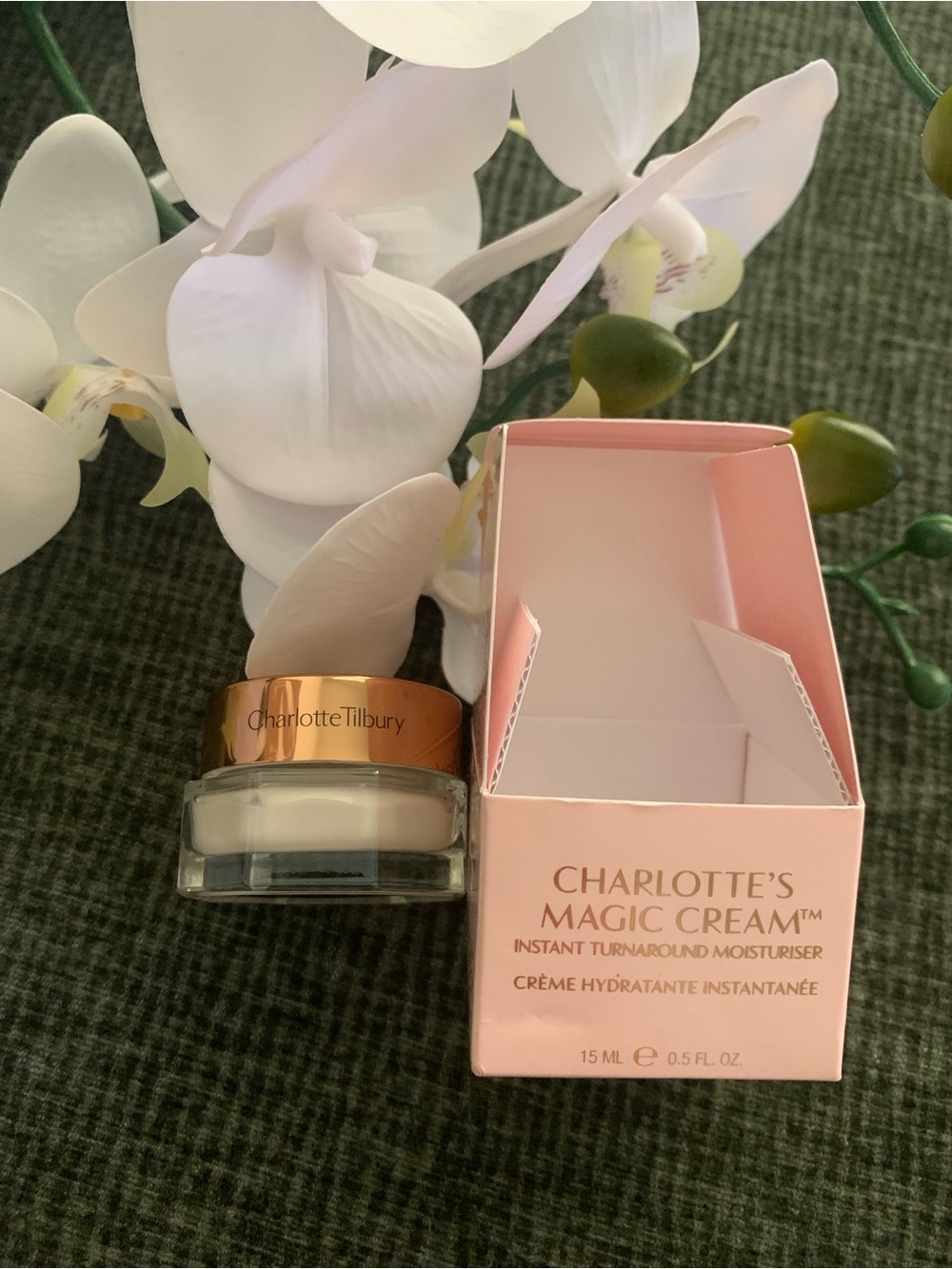 Charlotte Tilbury Magic Cream Mini - Pale Pink & Gold Packaging - Picture 4 of 5